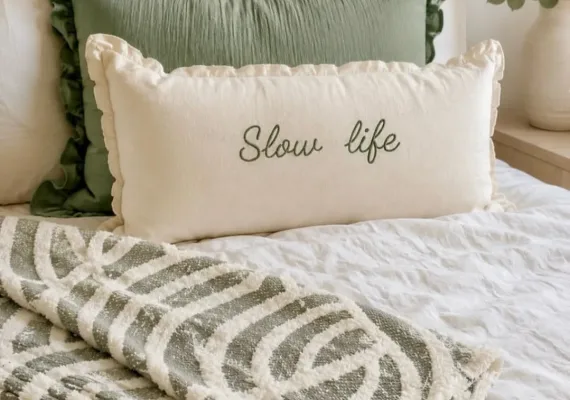 ALMOHADON BORDADO SLOW LIFE 35 x 70 BLUME Accesorios